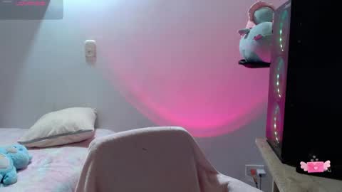 Snapshot of m1la_18 chatting on 05-28-26, 06:00 mila online show from 05-28-26, 06:00
