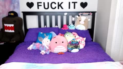 Mackenzie Wolfe online show from 10-04-25, 04:10