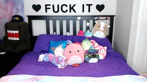 Mackenzie Wolfe online show from 10-17-25, 04:15