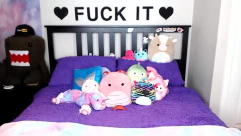 Mackenzie Wolfe online show from 10-21-25, 02:56