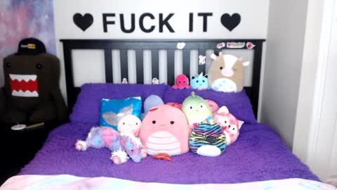 Mackenzie Wolfe online show from 10-24-25, 04:09