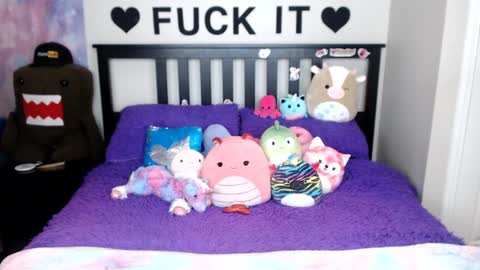 Mackenzie Wolfe online show from 10-25-25, 03:47