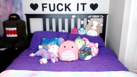 Mackenzie Wolfe online show from 10-26-25, 04:07