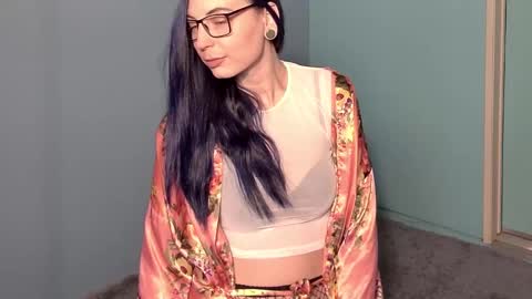 Madam Edgewood online show from 12-02-24, 08:11