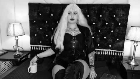 Snapshot of madamexravenx chatting on 10-08-25, 07:11 Raven online show from 10-08-25, 07:11