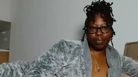 Snapshot of madamindigo chatting on 01-08-26, 05:54 YourMadamIndigo online show from 01-08-26, 05:54