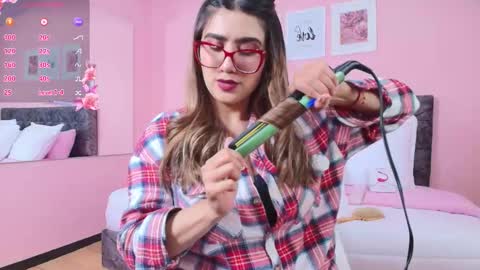 Snapshot of maddie_beauty chatting on 11-27-25, 08:22 Maddie online show from 11-27-25, 08:22