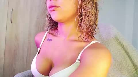 Snapshot of maddiie_and_clyde chatting on 09-25-25, 10:46 maddiie and clyde online show from 09-25-25, 10:46