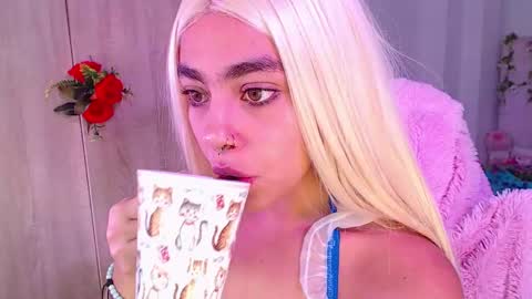 Snapshot of maddiie_and_clyde chatting on 10-05-25, 02:04 maddiie and clyde online show from 10-05-25, 02:04