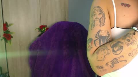 Snapshot of maddiie_and_clyde chatting on 10-23-25, 10:19 maddiie and clyde online show from 10-23-25, 10:19