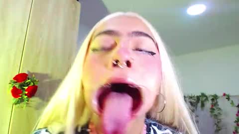 Snapshot of maddiie_and_clyde chatting on 11-02-25, 11:34 maddiie and clyde online show from 11-02-25, 11:34