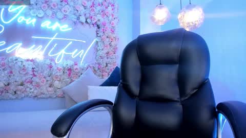 Maddison online show from 11-13-25, 04:33