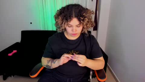 Snapshot of madelaine_taylor chatting on 12-30-24, 02:20 madelaine_taylor online show from 12-30-24, 02:20