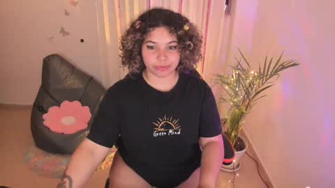 Snapshot of madelaine_taylor chatting on 02-25-25, 05:15 madelaine_taylor online show from 02-25-25, 05:15