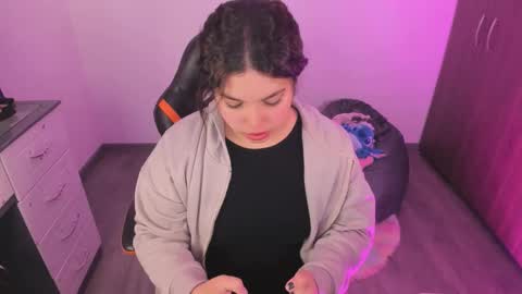 Snapshot of madelaine_taylor chatting on 10-16-25, 12:17 madelaine_taylor online show from 10-16-25, 12:17