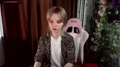 Snapshot of madelaines chatting on 05-24-26, 02:27 madelaines online show from 05-24-26, 02:27