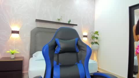 Snapshot of madison_saenzz chatting on 05-05-26, 07:11 M A D I S O N online show from 05-05-26, 07:11