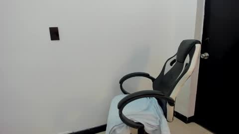 Snapshot of madison_saenzz chatting on 05-15-26, 01:07 M A D I S O N online show from 05-15-26, 01:07