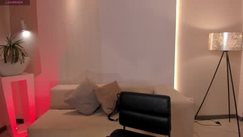 Maddi Collins online show from 11-05-25, 07:25