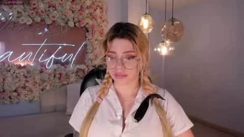 Snapshot of madisonkane chatting on 05-06-26, 11:15 Madison Kane online show from 05-06-26, 11:15