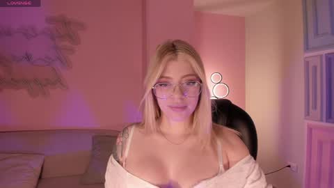 Snapshot of madisonkane chatting on 05-19-26, 11:38 Madison Kane online show from 05-19-26, 11:38