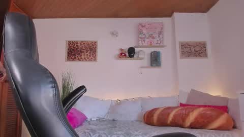 Maeve  schedule 11 am- 530 pm colombia time  online show from 02-10-26, 02:21