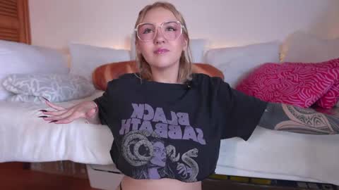 Snapshot of maeeve_ chatting on 05-08-26, 02:00 Maeve schedule 11 am- 530 pm colombia time online show from 05-08-26, 02:00