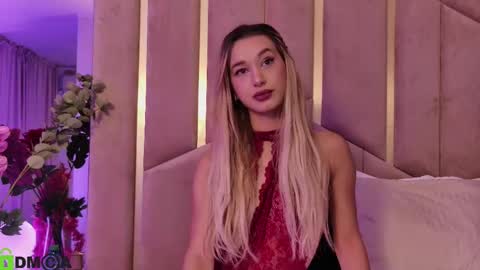 Snapshot of maevedream chatting on 09-25-25, 06:33 M. online show from 09-25-25, 06:33