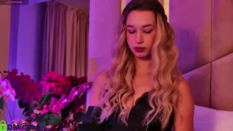 Snapshot of maevedream chatting on 10-22-25, 06:29 M. online show from 10-22-25, 06:29