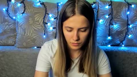 Snapshot of maggiecake chatting on 10-24-25, 02:19 Maggie online show from 10-24-25, 02:19