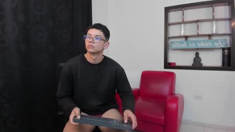 Snapshot of magic_boy01 chatting on 12-02-24, 10:01 Damian Rivers online show from 12-02-24, 10:01