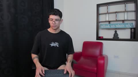 Snapshot of magic_boy01 chatting on 12-03-24, 01:08 Damian Rivers online show from 12-03-24, 01:08