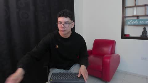 Snapshot of magic_boy01 chatting on 12-05-24, 10:45 Damian Rivers online show from 12-05-24, 10:45