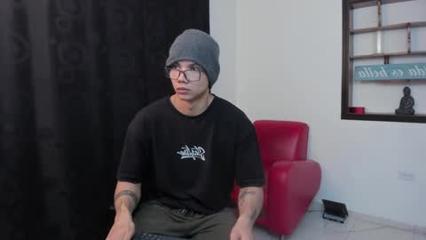 Snapshot of magic_boy01 chatting on 12-11-24, 12:44 Damian Rivers online show from 12-11-24, 12:44