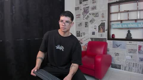 Snapshot of magic_boy01 chatting on 01-08-25, 05:05 Damian Rivers online show from 01-08-25, 05:05