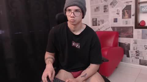 Snapshot of magic_boy01 chatting on 01-27-25, 05:37 Damian Rivers online show from 01-27-25, 05:37