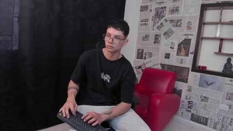 Snapshot of magic_boy01 chatting on 02-03-25, 07:52 Damian Rivers online show from 02-03-25, 07:52