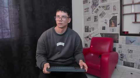 Snapshot of magic_boy01 chatting on 02-06-25, 07:18 Damian Rivers online show from 02-06-25, 07:18