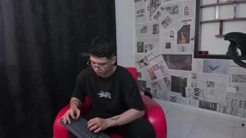 Snapshot of magic_boy01 chatting on 02-10-25, 10:30 Damian Rivers online show from 02-10-25, 10:30