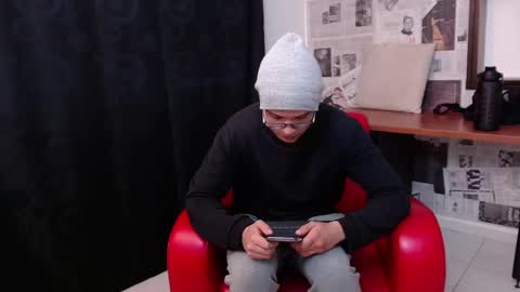 Snapshot of magic_boy01 chatting on 03-05-25, 10:43 Damian Rivers online show from 03-05-25, 10:43