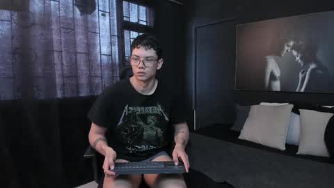 Snapshot of magic_boy01 chatting on 10-08-25, 08:28 Damian Rivers online show from 10-08-25, 08:28