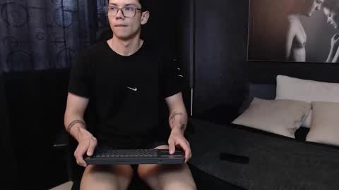 Snapshot of magic_boy01 chatting on 10-10-25, 09:03 Damian Rivers online show from 10-10-25, 09:03