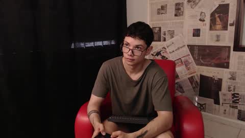 Snapshot of magic_boy01 chatting on 10-14-25, 07:47 Damian Rivers online show from 10-14-25, 07:47