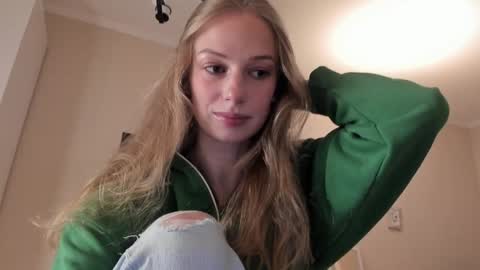 Snapshot of magic_couple13 chatting on 01-24-25, 01:14 Alice online show from 01-24-25, 01:14