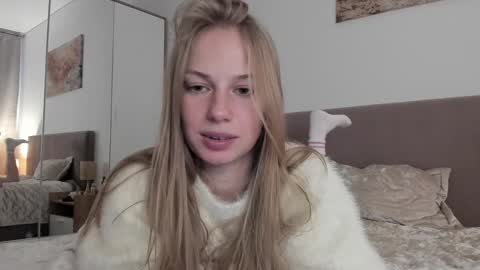 Snapshot of magic_couple13 chatting on 10-24-25, 12:45 Alice online show from 10-24-25, 12:45