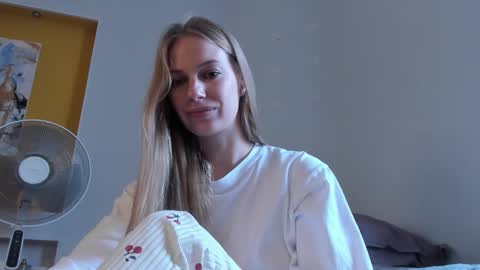 Snapshot of magic_couple13 chatting on 11-14-25, 09:41 Alice online show from 11-14-25, 09:41