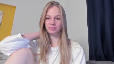 Snapshot of magic_couple13 chatting on 11-20-25, 01:00 Alice online show from 11-20-25, 01:00