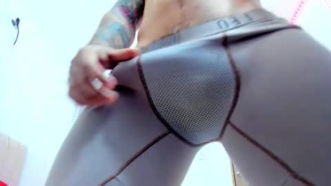 Snapshot of magic_mike_26 chatting on 10-19-25, 01:45 Magic Mike online show from 10-19-25, 01:45