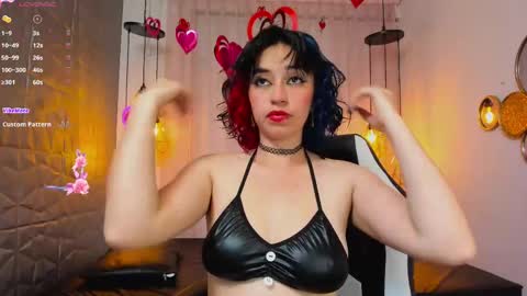 Snapshot of magic_sofii chatting on 02-11-25, 11:12 S  online show from 02-11-25, 11:12