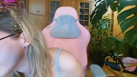 Snapshot of magicstylex chatting on 02-12-25, 04:44 Nicole online show from 02-12-25, 04:44